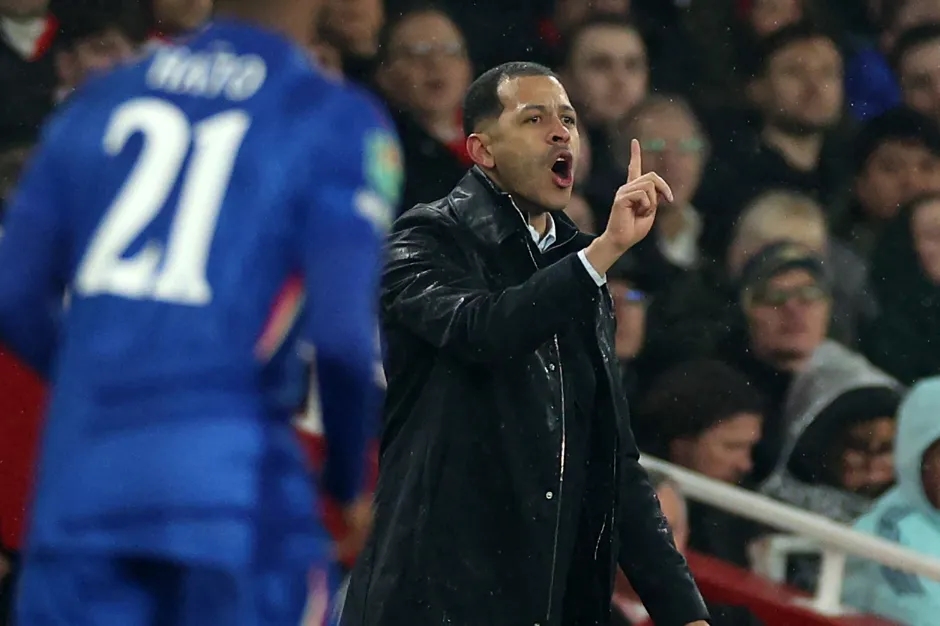 Máy quay bắt trọn cảnh Rosenior mắng ban huấn luyện Arsenal_69833111107e9.jpeg